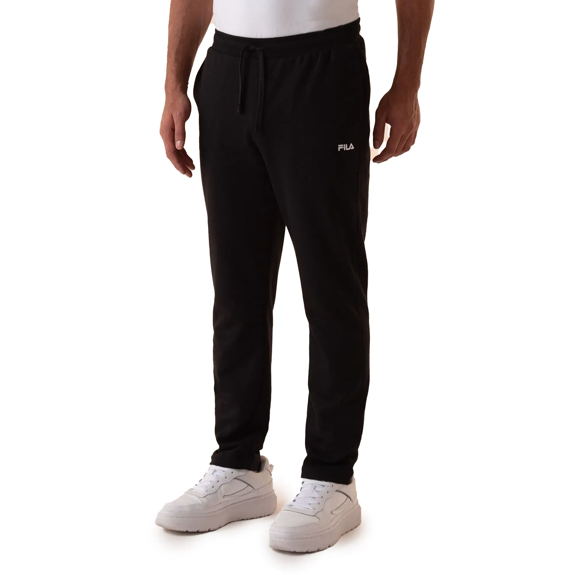 Calça jogging masculina preta Fila, modelo Classic B, vista frontal com cós elástico e cordão, bolsos laterais e logo bordado branco